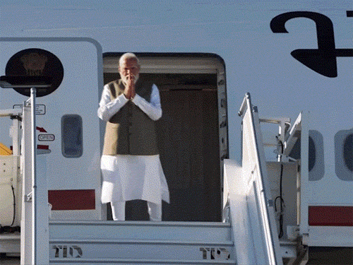 मोदी फ्रांस पहुंचे, भारतीय समुदाय ने स्वागत किया:पीएम ने बच्चे को दुलारा, महिलाओं ने उनका हाथ माथे से लगाया; आज मैक्रों से मुलाकात