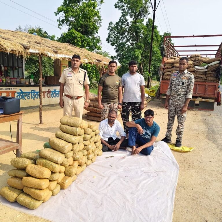 सारंगढ़ में ट्रक से 94 किलो गांजा पकड़ाया:इमली बोरियों के नीचे छिपाकर कर रहे थे तस्करी, पुलिस ने 2 आरोपियों को पकड़ा