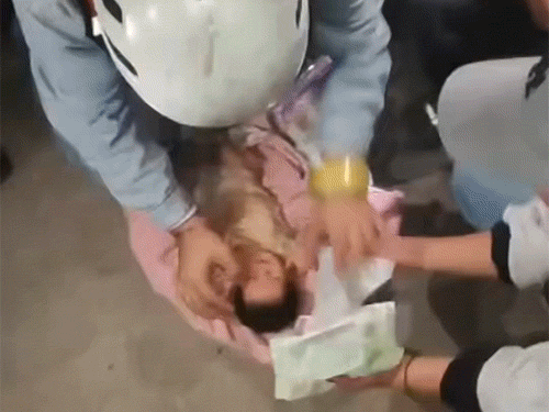 मलबे में दबे 18 दिन के बच्चे का रेस्क्यू:ढह चुकी इमारतों में अभी भी फंसे लोग; सड़क पर रिलीफ कैंप; वेनेजुएला भूकंप के 20 PHOTOS-VIDEOS