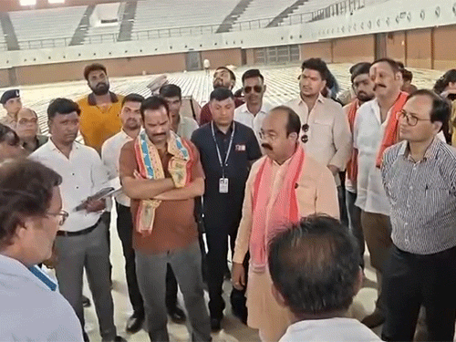 अरुण साव बोले- काम करना है या नहीं, VIDEO:PWD अफसरों से बोले- 2017 से काम अधूरा पड़ा, मजाक कर रहे हैं या नौकरी