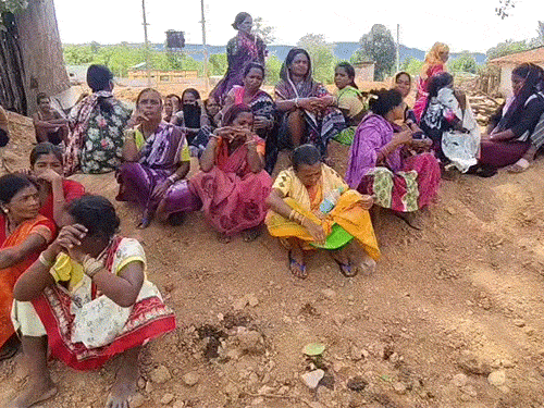 ग्रामीणों ने 26 ईसाई परिवारों को गांव से बाहर निकाला:नारायणपुर में धर्मांतरण पर बवाल, लोग पेड़ों के नीचे रहने को मजबूर, पुलिस बल तैनात