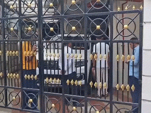 अभिषेक बनर्जी के घर रात 3 बजे पुलिस की रेड:चार घंटे तक तलाशी, बाहर सेंट्रल फोर्स के जवान खड़े रहे; आरोप- ताला तोड़कर घुसे
