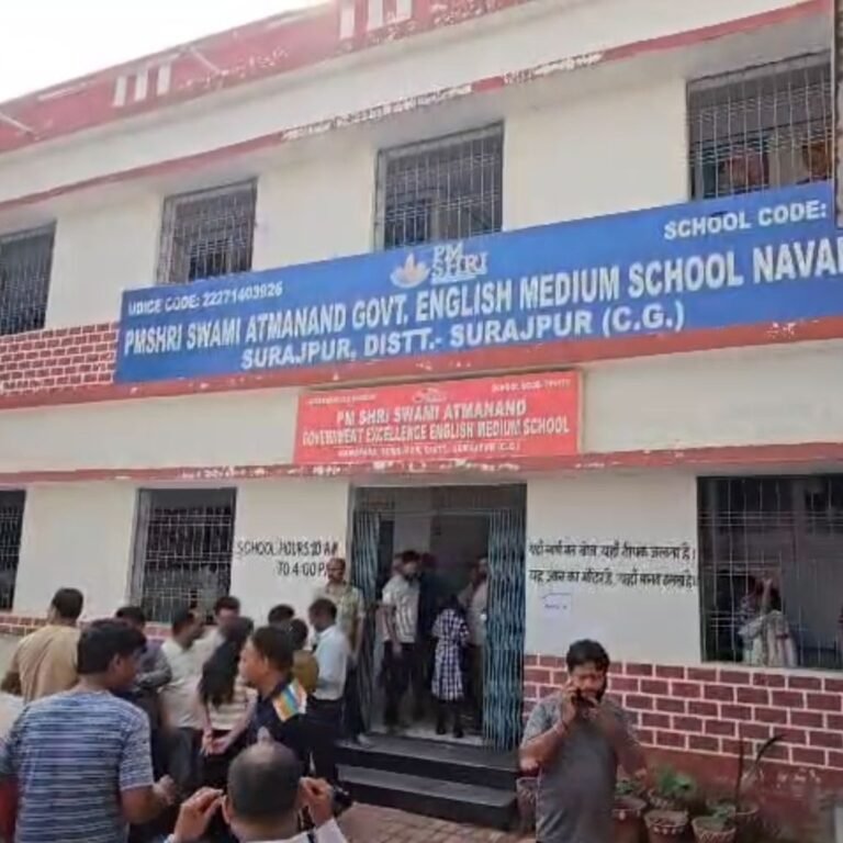 सूरजपुर में केंद्रीय विद्यालय में पहले दिन अव्यवस्थाएं:पेयजल, शौचालय की कमी पर अभिभावकों का आक्रोश, कलेक्टर से की शिकायत