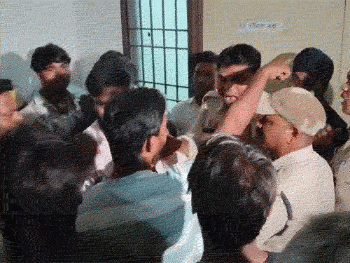रायगढ़ में विचाराधीन कैदी की संदिग्ध मौत पर बवाल:अस्पताल में रिश्तेदारों का हंगामा, बोले- मारपीट से गई जान; पुलिस बोली- कोई मारपीट नहीं हुई
