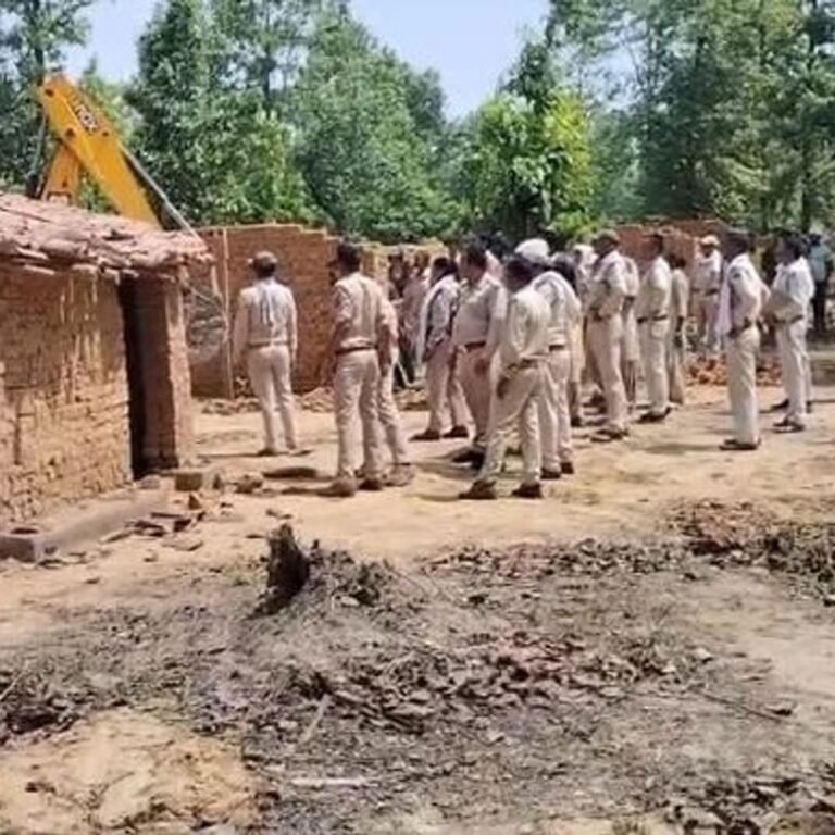 20 आदिवासी परिवारों के घर ढहाए,महिलाओं से दुर्व्यवहार के आरोप:कोरबा के नोनबिर्रा में बिना नोटिस मकान तोड़ने का दावा,बारिश में बेघर हुए परिवार
