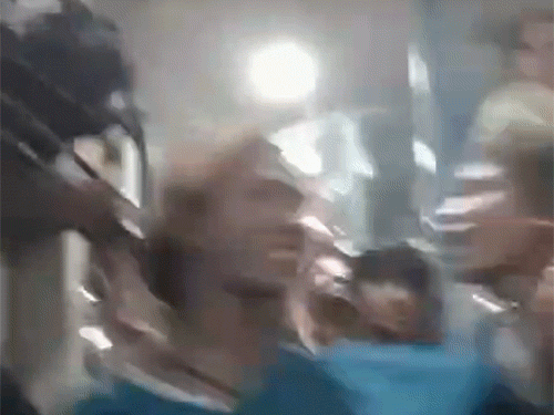 ट्रेनों में किन्नरों ने कपड़े उतारकर किया डांस, VIDEO:यात्रियों से बदसलूकी और उगाही, राजा-रजिया ग्रुप में विवाद, थाने में भी मचाया हंगामा