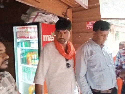 जशपुर में रिश्वत लेते SDO रंगे-हाथों पकड़ाया, VIDEO:मनरेगा भुगतान के नाम पर मांगे 70 हजार, फाइल रोकी, 30 हजार लेते ACB ने किया ट्रैप