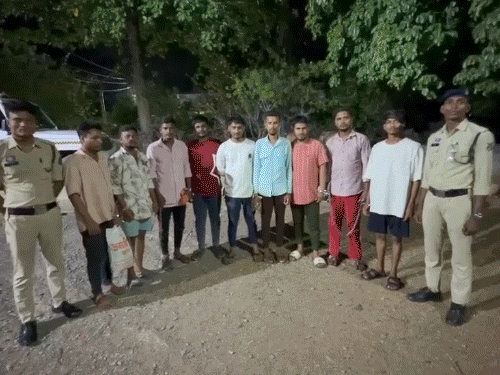 जेल से छूटते ही बदमाशों का रोड शो, VIDEO:बलौदाबाजार में कार के विंडो से लटककर स्टंट किया, माला पहनाकर स्वागत; दोबारा जेल भेजे गए