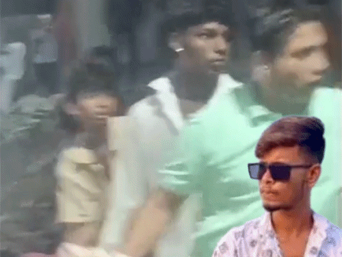 पुरानी रंजिश में युवक को सरेआम मार डाला,LIVE VIDEO:पिता और नाबालिग बेटे ने साथियों संग मिलकर चाकू-लाठी से पीटा;इंस्टाग्राम स्टोरी पर हुआ था विवाद