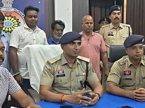 खजाना मिलने की कहानी सुनाकर लोगों को फंसाते थे:फिर आधे दाम पर नकली सोना बेचते थे, दुर्ग में मास्टरमाइंड समेत 5 गिरफ्तार