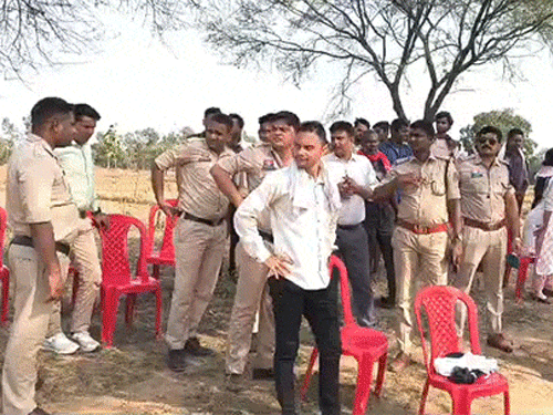 एक के बाद एक 8 मौतें, कब्र खोदकर निकाला शव:ग्रामीण बोले- शराब में जहर मिलाकर पिलाया; खजाने की अफवाह को लेकर भी चर्चा