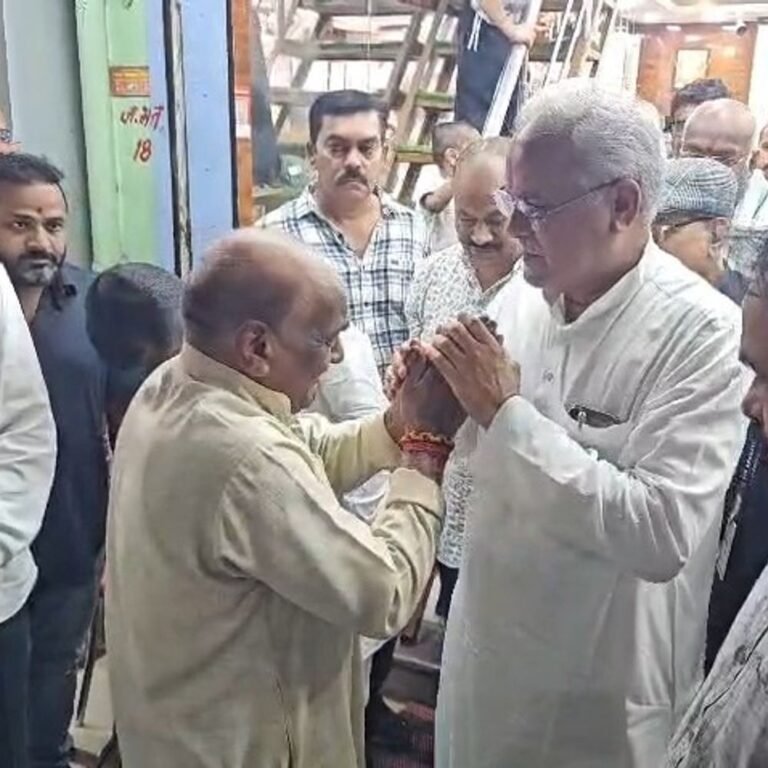 भूपेश पेंड्रा पहुंचे, सराफा व्यापारी के घरवालों से की मुलाकात:पूर्व मुख्यमंत्री बघेल ने छत्तीसगढ़ की कानून व्यवस्था पर उठाए गंभीर सवाल