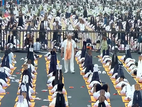 मोदी ने घूम-घूमकर लोगों को योग कराया:बोट और स्विमिंग पूल में आसन, जवानों ने 14 हजार फीट पर अभ्यास किया; 16 PHOTOS में योग डे