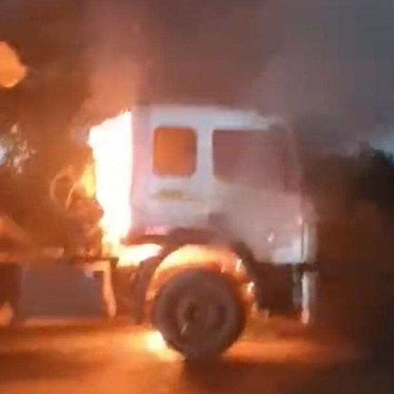 चलती ट्रेलर में लगी आग, ड्राइवर ने कूदकर जान बचाई,VIDEO:कोरबा में सर्वमंगला चौकी के पास शॉर्ट सर्किट से हुआ हादसा