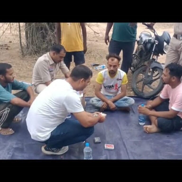 सूरजपुर में जुआ फड़ पर पुलिस की दबिश:दो गिरफ्तार, नकदी, बाइक समेत 1.08 लाख का सामान जब्त