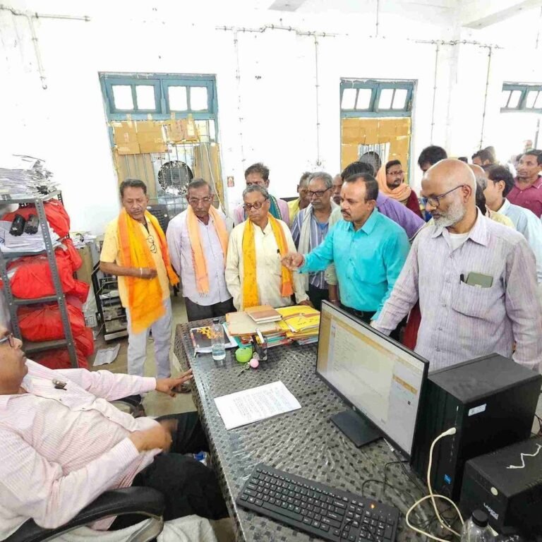 राशन दुकान की शिकायत लेकर कलेक्टर कार्यालय पहुंचे वार्डवासी:अनियमितता-अधिक वसूली के आरोप लगाए, संचालक बदलने की मांग, कलेक्टर ने दिए जांच के निर्देश