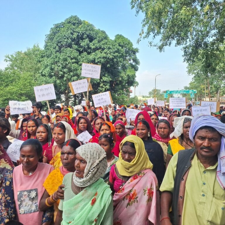 जमीन और वन अधिकार को लेकर पण्डो समाज का प्रदर्शन:रामानुजगंज में रैली निकालकर एसडीएम को सौंपा ज्ञापन, फर्जी पट्टों पर कार्रवाई की मांग