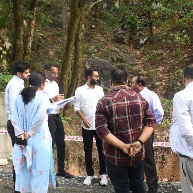 सचिव ने निर्माण कार्यों की धीमी प्रगति पर जताई नाराजगी:बलरामपुर में लोक निर्माण विभाग के कार्यों की समीक्षा की, काम में तेजी लाने के आदेश