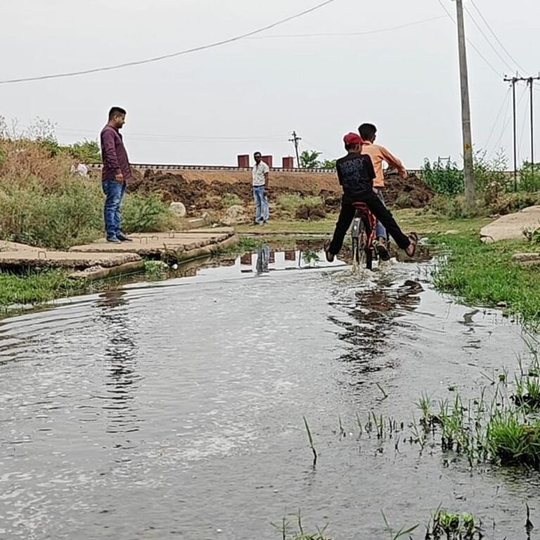 जिला जेल के पीछे गंदे पानी से वार्डवासी परेशान:निकासी व्यवस्था नहीं होने से लोगों ने आंदोलन की चेतावनी दी, बढ़ा बीमारी का खतरा