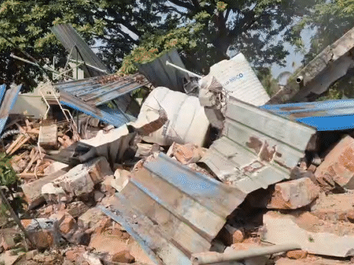 भिलाई में अवैध मदरसा पर चला बुलडोजर:हाईकोर्ट के आदेश के बाद अतिक्रमण हटा, अफसर बोले-12 साल से कब्जा था,अब गरीबों के लिए बनेंगे घर