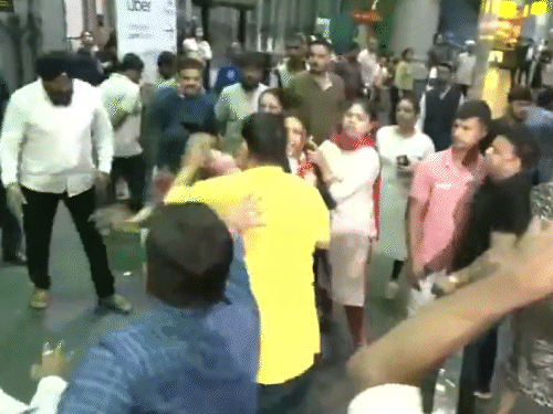अभिषेक बनर्जी के पहुंचने से पहले कोलकाता एयरपोर्ट पर बवाल:TMC-BJP कार्यकर्ताओं में मारपीट; दावा- भाजपा कार्यकर्ता अंडे लेकर पहुंचे थे