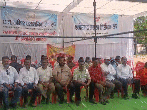 छत्तीसगढ़- 500 तहसीलदारों की हड़ताल, BJP-विधायक की गिरफ्तारी की मांग:राजस्व कामकाज ठप, भटक रहे लोग; कांग्रेस बोली- सरकार बचा रही