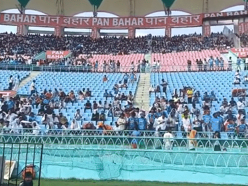 लखनऊ में भारत-अफगानिस्तान मैच में स्टेडियम खाली:इकाना में पहली बार 402 रन का बना स्कोर, रोहित-विराट की जर्सी का क्रेज