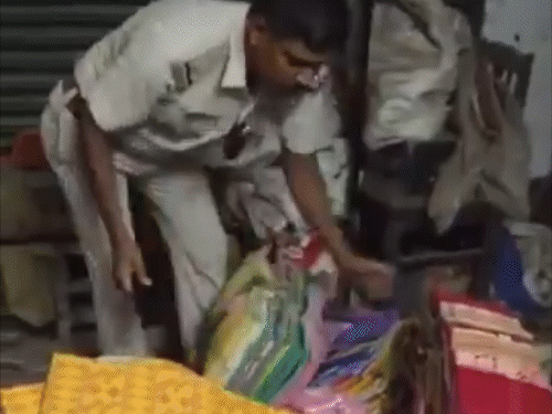 बंगाल में TMC नेताओं पर फूटा लोगों का गुस्सा:एक का सिर मुंडवाया, जूते की माला पहनाकर परेड निकाली; दूसरा पुलिस से बचने साड़ियों में छिपा