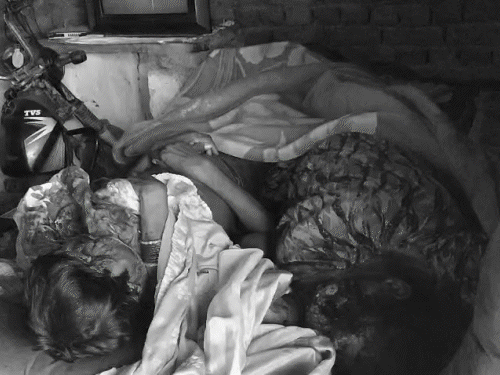 बाइक खड़ी करने के झगड़े में पति-पत्नी का मर्डर:स्केल से दरवाजा खोलकर घर घुसे, चेहरे पर रॉड मारा; सोने का हार चुराया, 3 अरेस्ट