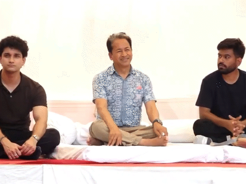 सोनम वांगचुक ने जंतर-मंतर पर भूख हड़ताल शुरू की:NEET पेपर लीक पर धर्मेन्द्र प्रधान के इस्तीफे की मांग; कॉकरोच पार्टी के आंदोलन का 9वां दिन