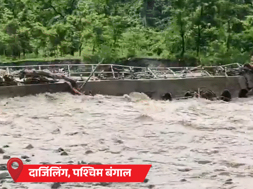 कोलकाता में प्लेन पर बिजली गिरी, 142 यात्री सवार थे:दार्जिलिंग में पुल बहा, शिमला में लैंडस्लाइड; झारखंड में बिजली गिरने से 8 की मौत