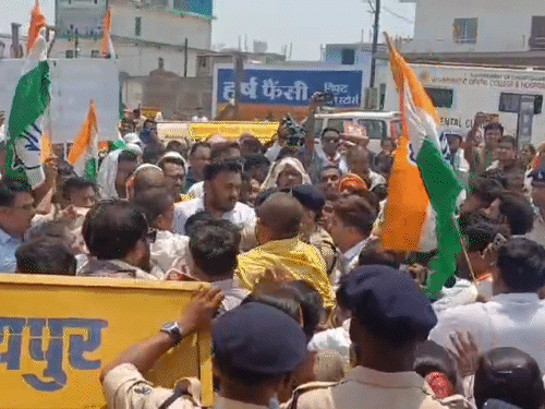 सुशासन-तिहार के दौरान BJP-कांग्रेस कार्यकर्ताओं में झड़प,VIDEO:विधायक की गाड़ी के सामने लेटे कांग्रेसी, वापस जाओ के लगाए नारे, ₹500 में सिलेंडर समेत कई मांगें