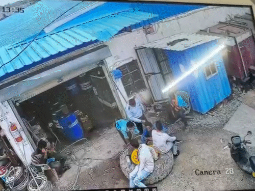 बिलासपुर में टायर फटा, धमाके से 15-फीट उछले चार लोग,VIDEO:हादसे में हेल्पर की मौत, ऑपरेटर, मैकेनिक समेत 3 घायल, हवा भरते समय हुई घटना