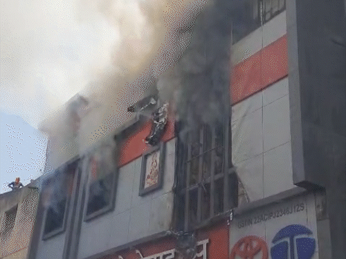 रायपुर जयस्तंभ के ऑटोमोबाइल शोरूम में आग:सेकेंड और थर्ड फ्लोर तक पहुंचीं लपटें, 2 घंटे से बुझाने का काम जारी