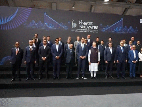 मोदी फ्रांस में भारत इनोवेट्स कार्यक्रम में पहुंचे:थोड़ी देर में राष्ट्रपति मैक्रों से मिलेंगे; होटल में भारतीय समुदाय से मुलाकात की, बच्चे को दुलारा