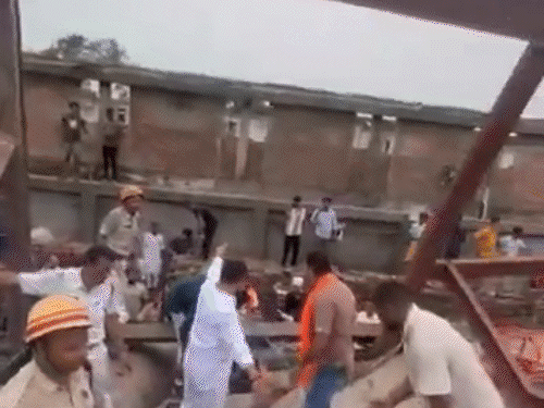 कोलकाता में निर्माणाधीन गोदाम ढहा, 5 की मौत:50-55 लोगों के दबे होने की आशंका, 4 का रेस्क्यू; सेना भी बचाव में जुटी