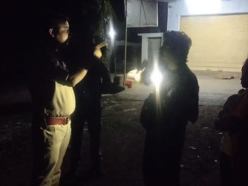 युवक बोला- TI ने मुझे थप्पड़ मारा, VIDEO:बिना नंबर प्लेट गाड़ी रोकने पर बनाया वीडियो, TI को दिखाई उंगली, चाबी छीनने का आरोप