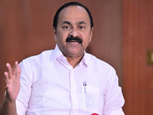 केरल सीएम ने बंगाल सीएम को लेटर लिखा:राजगोपाल पासपोर्ट मामले में तत्काल हस्तक्षेप की अपील की; पुलिस वेरिफिकेशन रिपोर्ट की वजह से आवेदन रुका