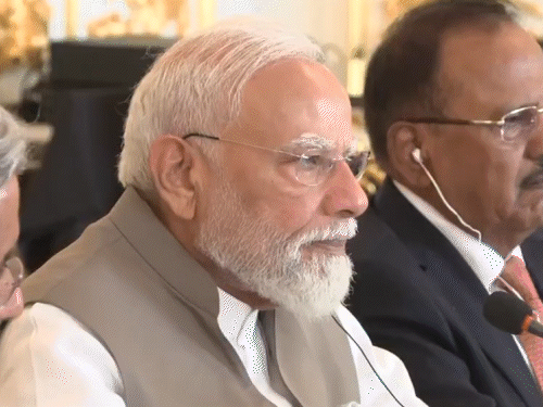 PM मोदी स्लोवाकिया के प्रधानमंत्री से मिले:यहां पहली बार भारतीय प्रधानमंत्री का दौरा; वंदे मातरम की परफॉर्मेंस और ब्रेड-नमक से स्वागत हुआ