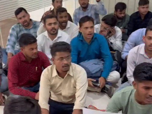 प्रदेश के 86 व्यावसायिक शिक्षकों की सर्विस समाप्त:विरोध में समग्र शिक्षा कार्यालय पहुंचे, NSUI संग प्रदर्शन; विभाग बोला-एक शैक्षणिक सत्र के लिए थी ज्वाइनिंग