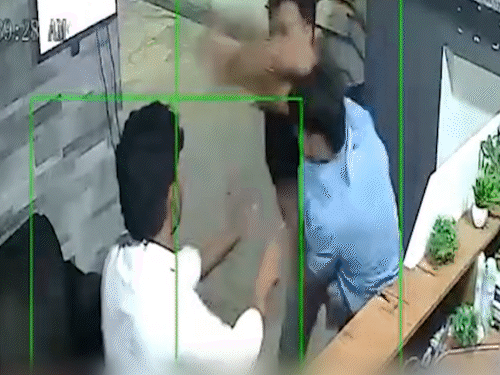 रायगढ़ में होटल के भीतर जमकर चले हाथ-मुक्के,VIDEO:शराब की बोतलें घर में फेंकने का आरोप, संचालक बोला-जिंदा जलाने की धमकी दी,दोनों ने कराई FIR