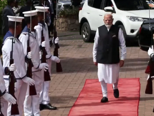 सेशेल्स में मोदी को गार्ड ऑफ ऑनर दिया गया:राष्ट्रपति पैट्रिक के साथ द्विपक्षीय बैठक शुरू; पीएम संसद को संबोधित करेंगे