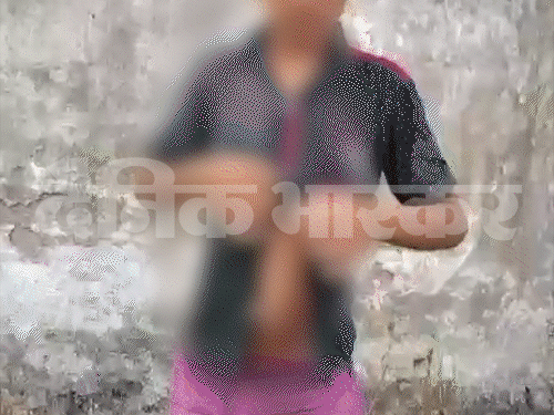 बच्चे की लात-घूंसों से पिटाई, अश्लील हरकतें कराई, VIDEO:दुर्ग में नाबालिगों ने कपड़े उतरवाकर डांस कराया, थप्पड़ जड़े, छोड़ने की मिन्नतें करता रहा