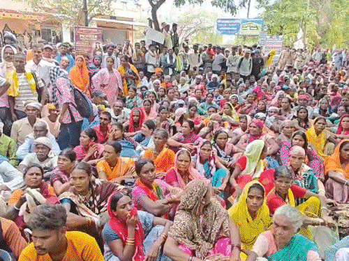 बैरिकेड-ट्रक अड़ाकर रोका, आंसू गैस छोड़े, फिर भी नाकाम, VIDEO:45 गांवों के आदिवासियों ने घेरा धमतरी कलेक्ट्रेट, कहा- नरक से बदतर हालात, सुविधाएं चाहिए