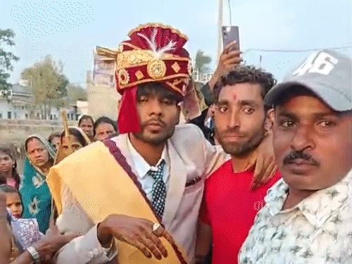 नशे में लड़खड़ाया दूल्हा, दुल्हन ने थप्पड़ मारकर लौटाई बारात:बोली- नशेड़ी से शादी नहीं करूंगी, सगाई में भी पिया था, SP ने किया सम्मानित