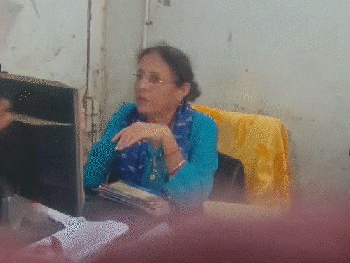 अकाउंट से पैसे निकालने पर बैंक मैनेजर ने मांगे 10000,VIDEO:महिला ने ​की शिकायत,विधायक ने भी उठाए सवाल,बात की तो बोली-जो करना है कर लो