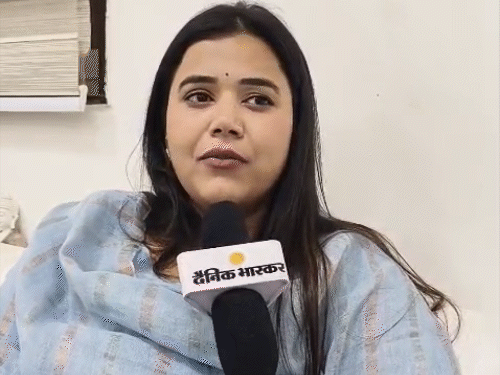 मणिका दुबे बोलीं- कविता के लिए MBA-नौकरी छोड़ी:कहा- मैं वही लिखती हूं, जो मेरी पीढ़ी महसूस करती है, सोशल मीडिया ने दी पहचान