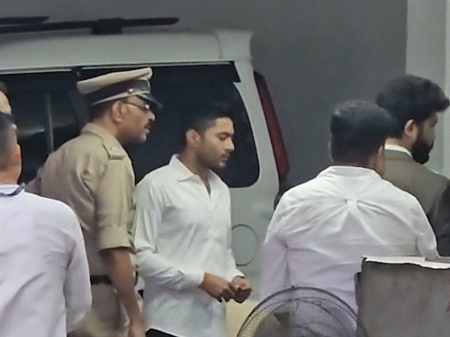 अभिषेक बनर्जी को कलकत्ता हाईकोर्ट से फर्जी-साइन केस में राहत:TMC बोली- नेता प्रतिपक्ष को सिर्फ पॉलिटिकल पार्टी चुन सकती है, विधायक दल नहीं