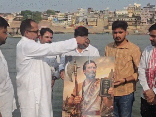 राहुल 56 साल के हुए, कांग्रेस मुख्यालय में जन्मदिन मनाएंगे:प्रियंका गांधी के साथ पहुंचे; कार्यकर्ताओं ने पोस्टर पर दूध चढ़ाया