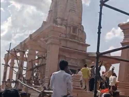 महाराष्ट्र में हनुमान मंदिर की छत गिरी:30-40 लोगों के दबे होने की आशंका; शनिवार को दर्शन करने भीड़ उमड़ी थी